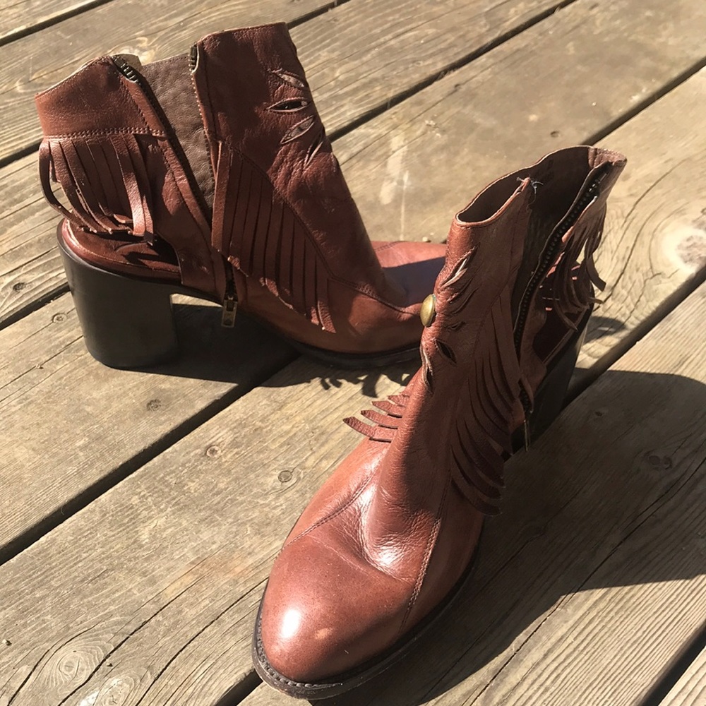 Old gringo 10/5 brown block heal, with fringe details real leather heals.🤠✨⭐️